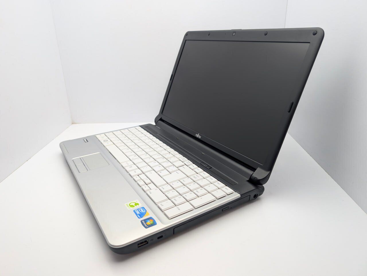 Ноутбук Fujitsu LifeBook A530 / 15.6" (1366x768) TN / Intel Core i3-350M (2 (4) ядра по 2.26 GHz) / 6 GB DDR3 / 1000 GB HDD / Intel HD Graphics / WebCam - Зображення 4