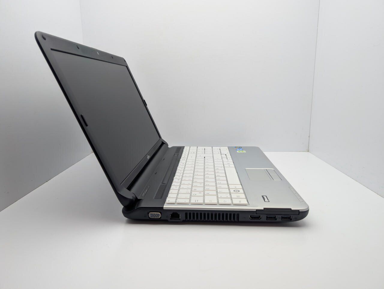 Ноутбук Fujitsu LifeBook A530 / 15.6" (1366x768) TN / Intel Core i3-350M (2 (4) ядра по 2.26 GHz) / 6 GB DDR3 / 1000 GB HDD / Intel HD Graphics / WebCam - Зображення 5