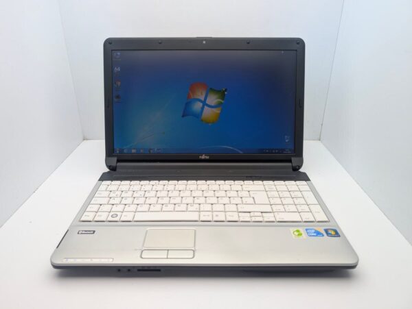 Ноутбук Fujitsu LifeBook A530 / 15.6" (1366x768) TN / Intel Core i3-350M (2 (4) ядра по 2.26 GHz) / 6 GB DDR3 / 1000 GB HDD / Intel HD Graphics / WebCam - Зображення 2