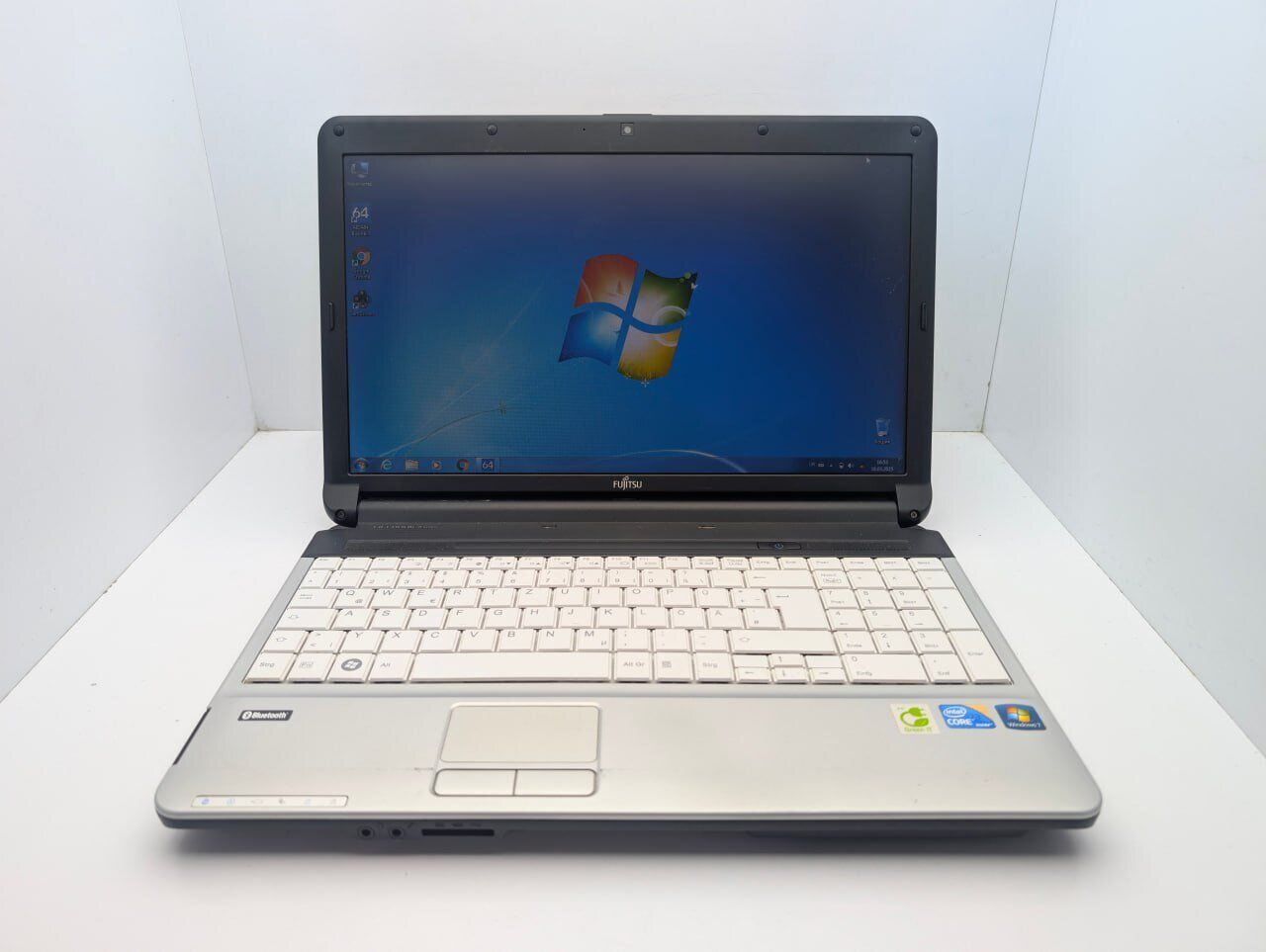 Ноутбук Fujitsu LifeBook A530 / 15.6" (1366x768) TN / Intel Core i3-350M (2 (4) ядра по 2.26 GHz) / 6 GB DDR3 / 1000 GB HDD / Intel HD Graphics / WebCam - Зображення 2