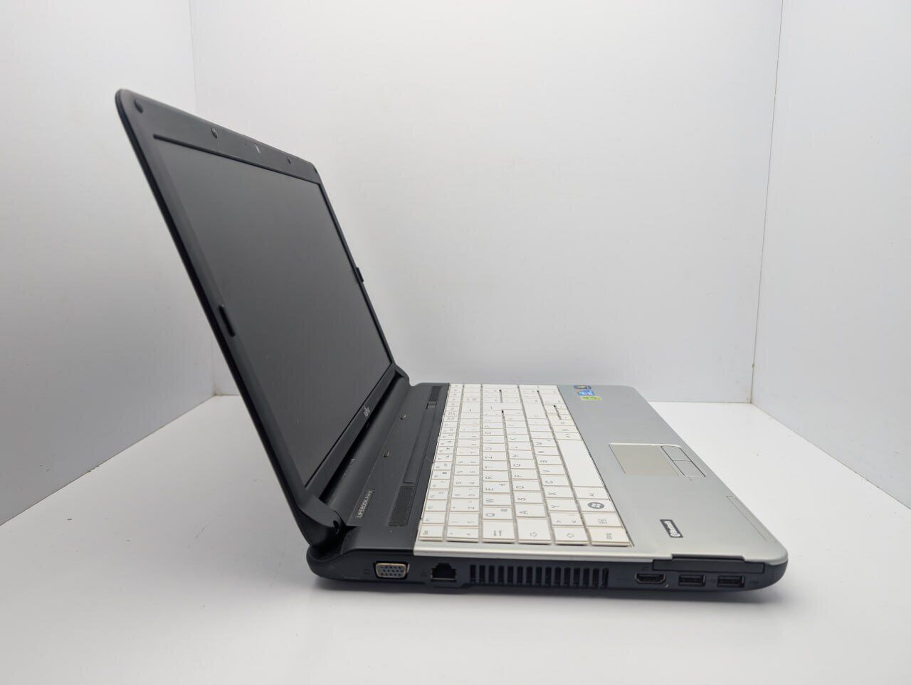 Ноутбук Fujitsu LifeBook A530 / 15.6" (1366x768) TN / Intel Core i3-350M (2 (4) ядра по 2.26 GHz) / 6 GB DDR3 / 1000 GB HDD / Intel HD Graphics / WebCam - Зображення 5