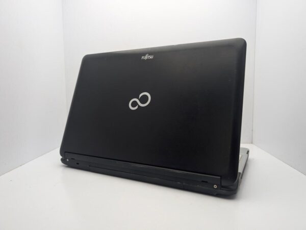 Ноутбук Fujitsu LifeBook A530 / 15.6" (1366x768) TN / Intel Core i3-350M (2 (4) ядра по 2.26 GHz) / 6 GB DDR3 / 1000 GB HDD / Intel HD Graphics / WebCam - Зображення 8