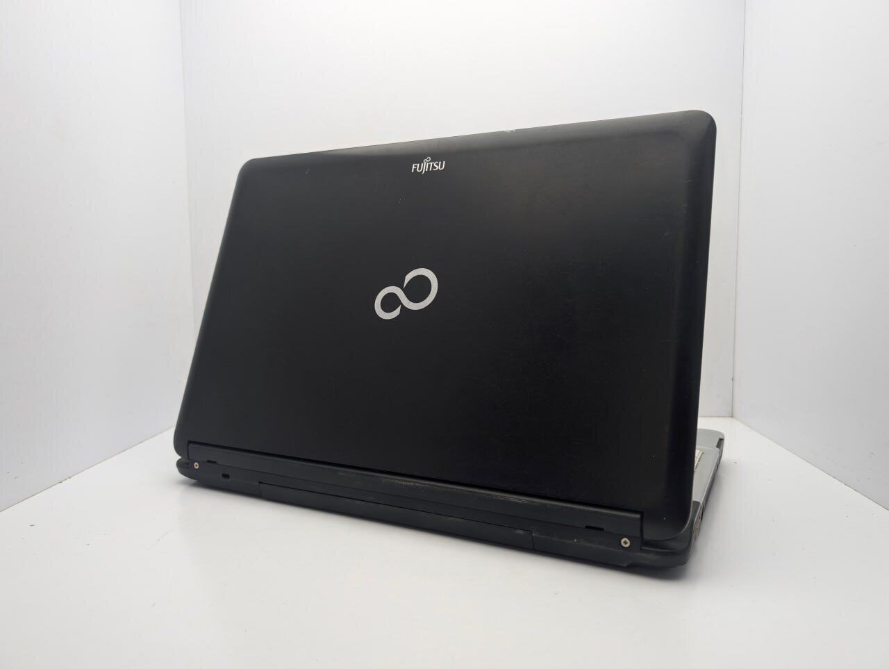 Ноутбук Fujitsu LifeBook A530 / 15.6" (1366x768) TN / Intel Core i3-350M (2 (4) ядра по 2.26 GHz) / 6 GB DDR3 / 1000 GB HDD / Intel HD Graphics / WebCam - Зображення 8