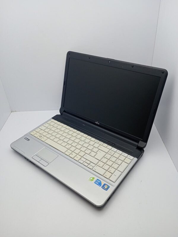 Ноутбук Fujitsu LifeBook A530 / 15.6" (1366x768) TN / Intel Core i3-350M (2 (4) ядра по 2.26 GHz) / 8 GB DDR3 / 250 GB HDD / Intel HD Graphics / WebCam - Зображення 6