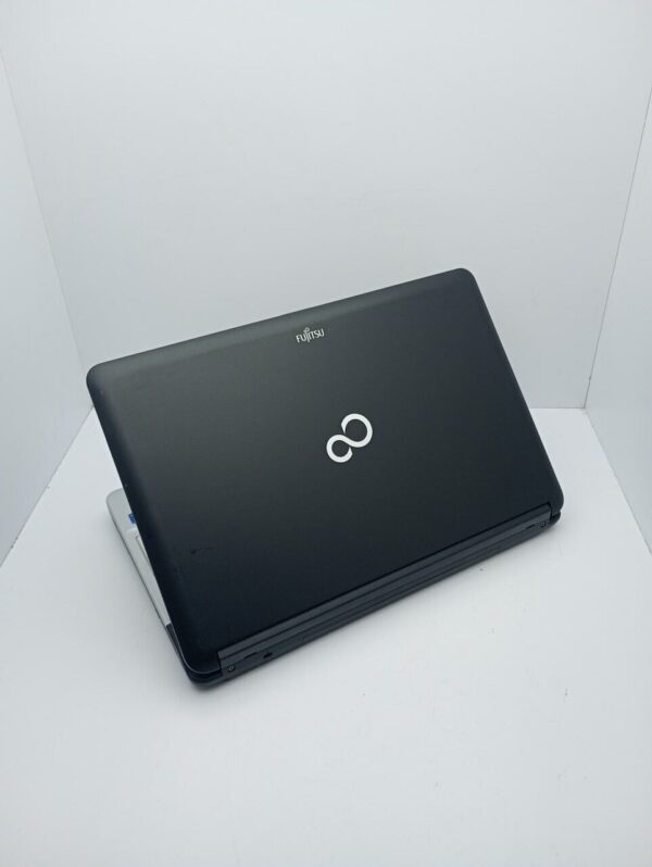 Ноутбук Fujitsu LifeBook A530 / 15.6" (1366x768) TN / Intel Core i3-350M (2 (4) ядра по 2.26 GHz) / 8 GB DDR3 / 250 GB HDD / Intel HD Graphics / WebCam - Зображення 7
