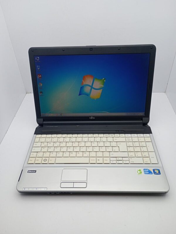 Ноутбук Fujitsu LifeBook A530 / 15.6" (1366x768) TN / Intel Core i3-350M (2 (4) ядра по 2.26 GHz) / 8 GB DDR3 / 250 GB HDD / Intel HD Graphics / WebCam - Зображення 2