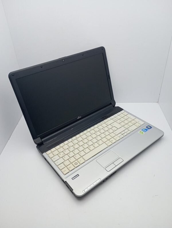 Ноутбук Fujitsu LifeBook A530 / 15.6" (1366x768) TN / Intel Core i3-350M (2 (4) ядра по 2.26 GHz) / 8 GB DDR3 / 250 GB HDD / Intel HD Graphics / WebCam - Зображення 5