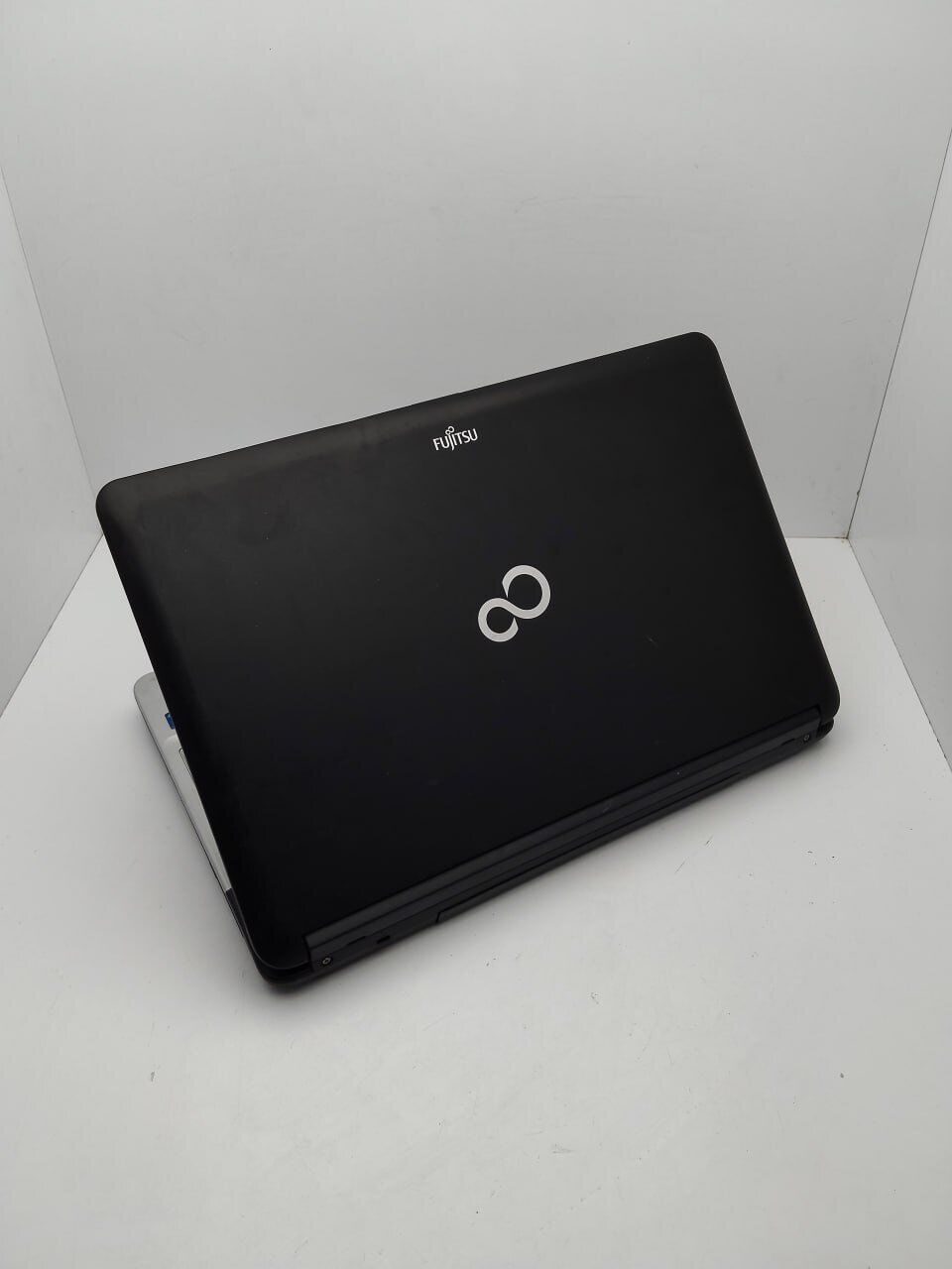 Ноутбук Fujitsu LifeBook A530 / 15.6" (1366x768) TN / Intel Core i3-380M (2 (4) ядра по 2.53 GHz) / 6 GB DDR3 / 320 GB HDD / Intel HD Graphics / WebCam - Зображення 8