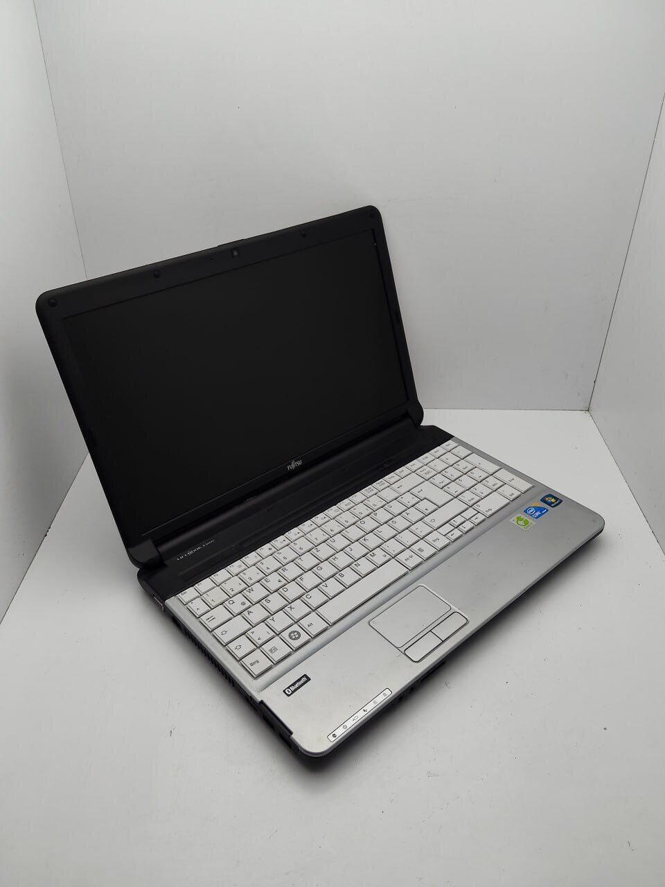 Ноутбук Fujitsu LifeBook A530 / 15.6" (1366x768) TN / Intel Core i3-380M (2 (4) ядра по 2.53 GHz) / 6 GB DDR3 / 320 GB HDD / Intel HD Graphics / WebCam - Зображення 3