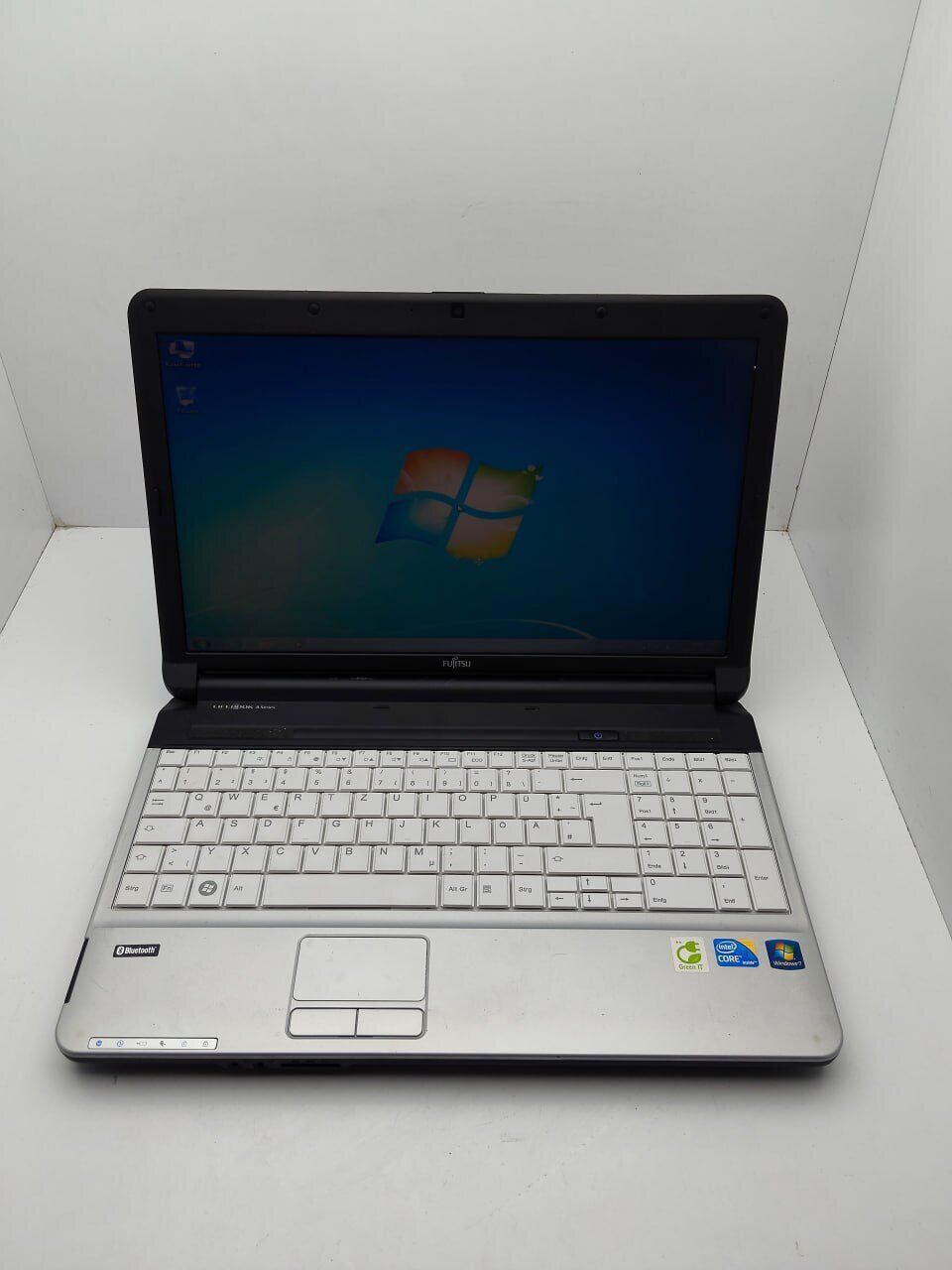 Ноутбук Fujitsu LifeBook A530 / 15.6" (1366x768) TN / Intel Core i3-380M (2 (4) ядра по 2.53 GHz) / 6 GB DDR3 / 320 GB HDD / Intel HD Graphics / WebCam - Зображення 2