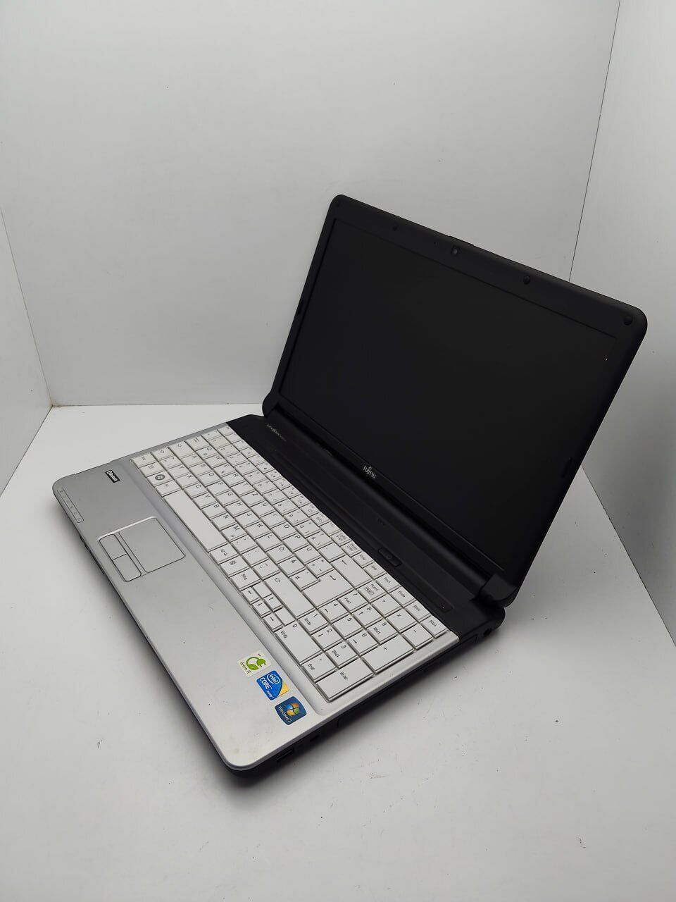 Ноутбук Fujitsu LifeBook A530 / 15.6" (1366x768) TN / Intel Core i3-380M (2 (4) ядра по 2.53 GHz) / 6 GB DDR3 / 320 GB HDD / Intel HD Graphics / WebCam - Зображення 4