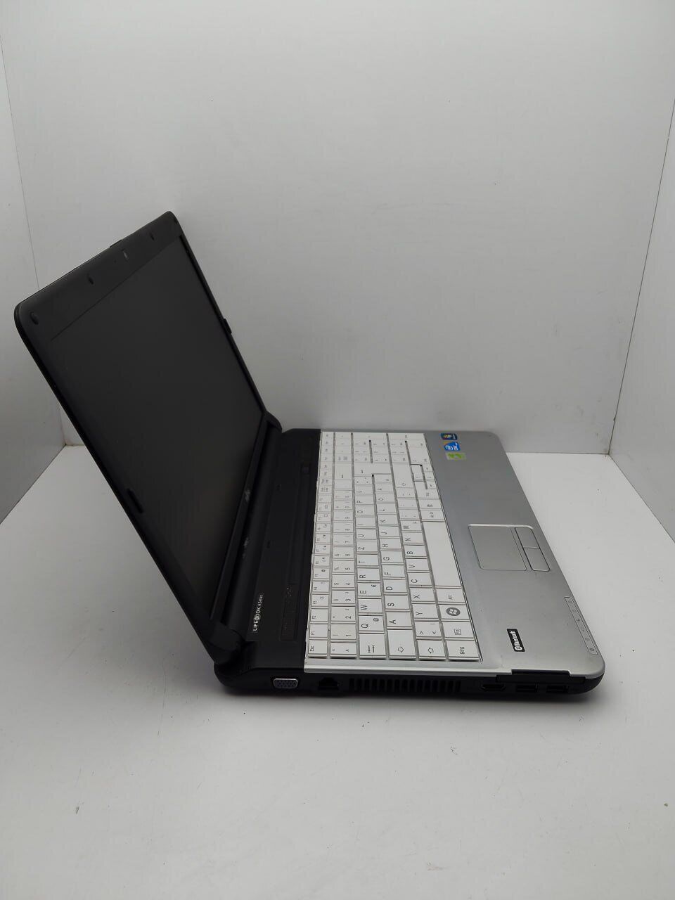 Ноутбук Fujitsu LifeBook A530 / 15.6" (1366x768) TN / Intel Core i3-380M (2 (4) ядра по 2.53 GHz) / 6 GB DDR3 / 320 GB HDD / Intel HD Graphics / WebCam - Зображення 5