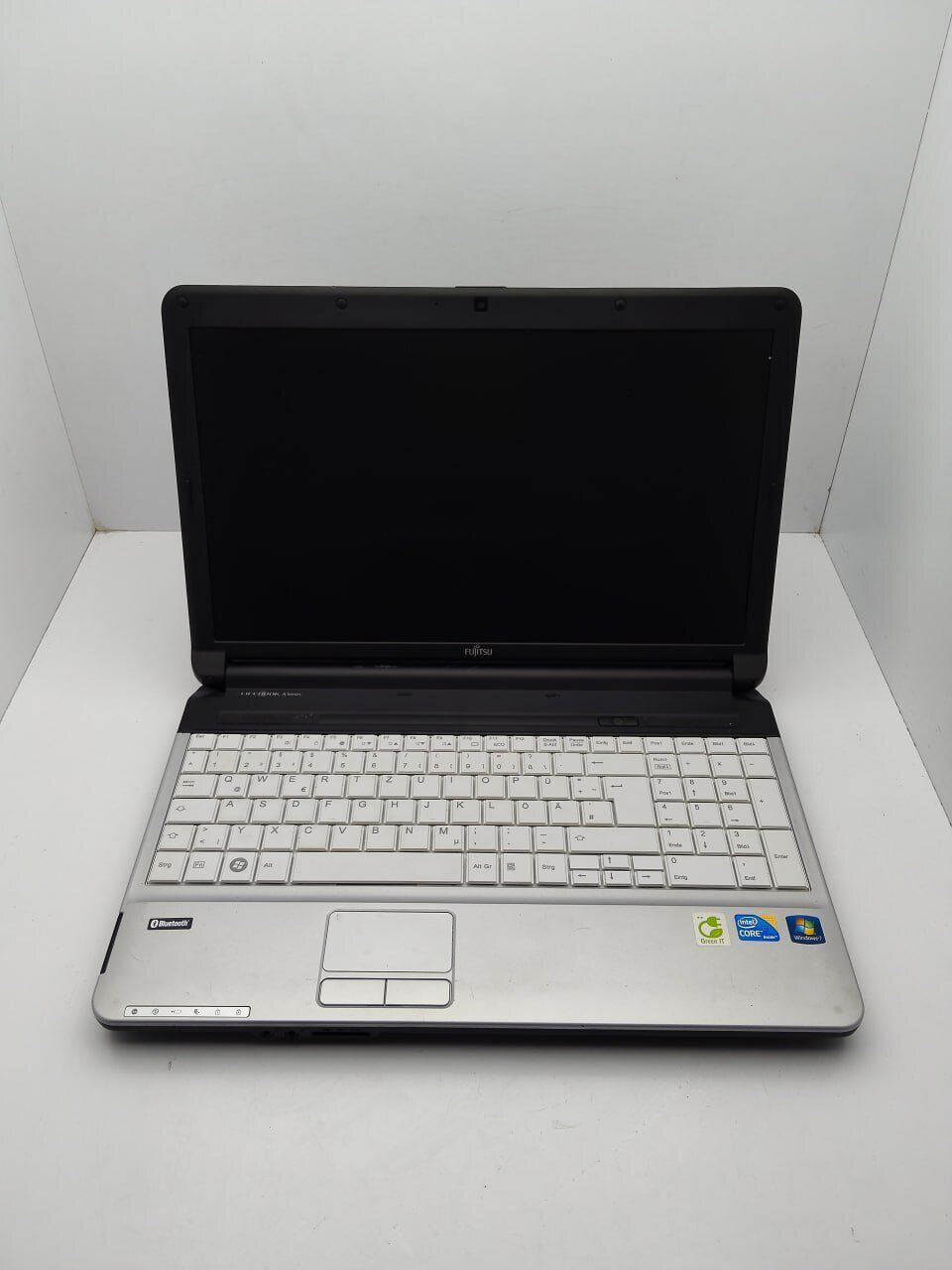Ноутбук Fujitsu LifeBook A530 / 15.6" (1366x768) TN / Intel Core i3-380M (2 (4) ядра по 2.53 GHz) / 6 GB DDR3 / 320 GB HDD / Intel HD Graphics / WebCam - Зображення 7