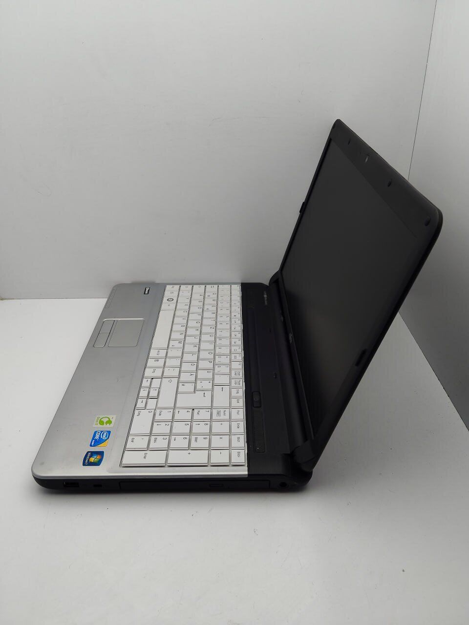 Ноутбук Fujitsu LifeBook A530 / 15.6" (1366x768) TN / Intel Core i3-380M (2 (4) ядра по 2.53 GHz) / 6 GB DDR3 / 320 GB HDD / Intel HD Graphics / WebCam - Зображення 6