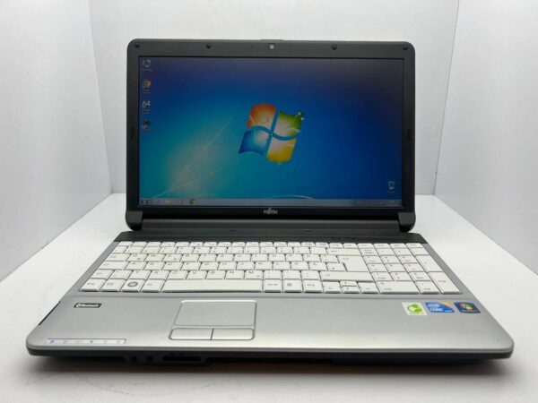 Ноутбук Fujitsu Lifebook А530 / 15" (1366x768) TN / Intel Core i3-370M (2 (4) ядра по 2.4 GHz) / 4 GB DDR3 / 500 GB HDD / Intel HD Graphics / WebCam - Зображення 2