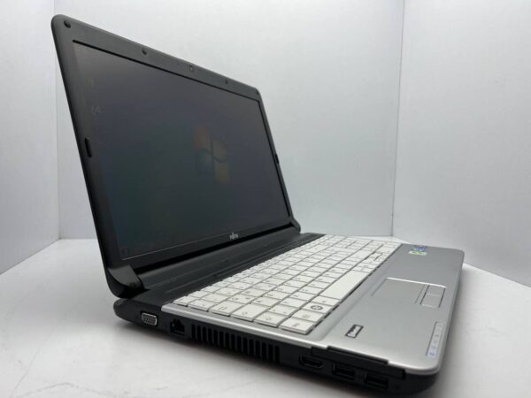 Ноутбук Fujitsu Lifebook А530 / 15" (1366x768) TN / Intel Core i3-370M (2 (4) ядра по 2.4 GHz) / 4 GB DDR3 / 500 GB HDD / Intel HD Graphics / WebCam - Зображення 3