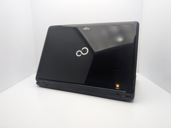 Ноутбук Fujitsu Lifebook A530 / 15" (1366x768) TN / Intel Core i3-370M (2 (4) ядра по 2.4 GHz) / 6 GB DDR3 / 500 GB HDD / Intel HD Graphics / WebCam - Зображення 8