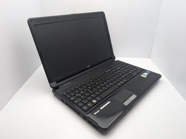 Ноутбук Fujitsu Lifebook A530 / 15" (1366x768) TN / Intel Core i3-370M (2 (4) ядра по 2.4 GHz) / 6 GB DDR3 / 500 GB HDD / Intel HD Graphics / WebCam - Зображення 3