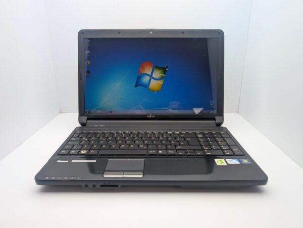 Ноутбук Fujitsu Lifebook A530 / 15" (1366x768) TN / Intel Core i3-370M (2 (4) ядра по 2.4 GHz) / 6 GB DDR3 / 500 GB HDD / Intel HD Graphics / WebCam - Зображення 2