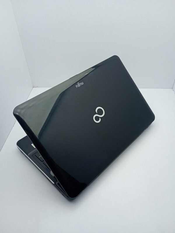 Ноутбук Б-клас Fujitsu Lifebook A531 / 15.6" (1366x768) TN / Intel Core i5-2410M (2 (4) ядра по 2.3 - 2.9 GHz) / 6 GB DDR3 / 320 GB HDD / Intel HD Graphics 3000 / WebCam - Зображення 8