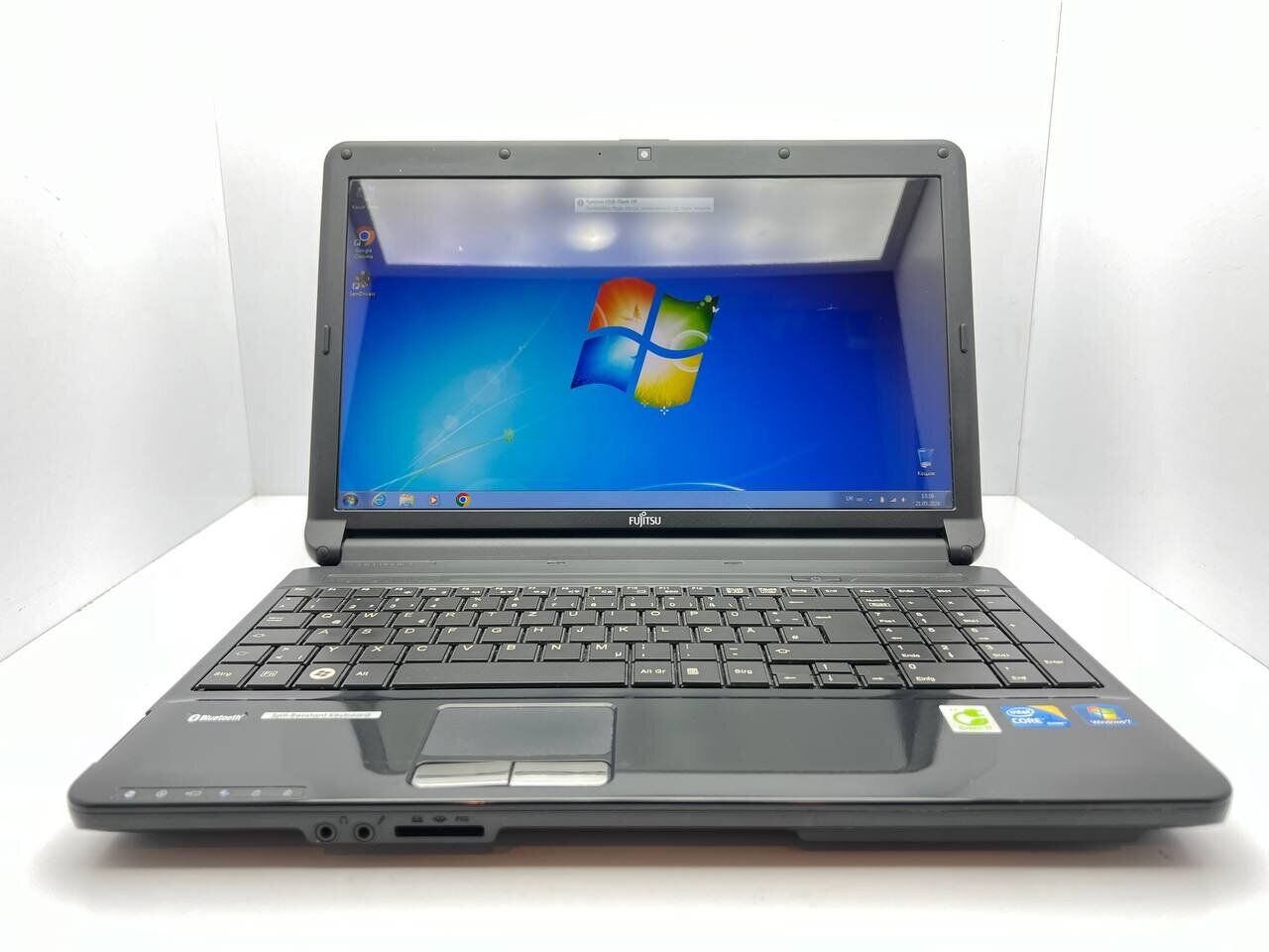 Ноутбук Fujitsu Lifebook AH530 / 15" (1366x768) TN / Intel Core i3-370M (2 (4) ядра по 2.4 GHz) / 4 GB DDR3 / 320 GB HDD / Intel HD Graphics / WebCam - Зображення 2