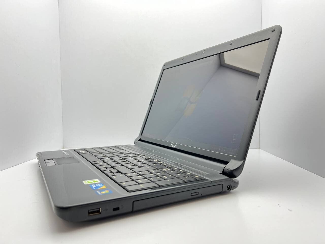 Ноутбук Fujitsu Lifebook AH530 / 15" (1366x768) TN / Intel Core i3-370M (2 (4) ядра по 2.4 GHz) / 4 GB DDR3 / 320 GB HDD / Intel HD Graphics / WebCam - Зображення 4