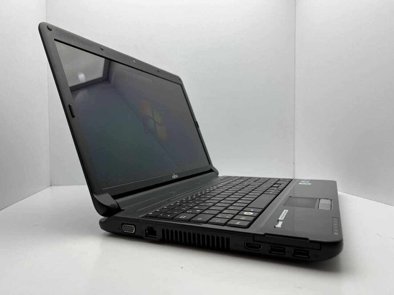 Ноутбук Fujitsu Lifebook AH530 / 15" (1366x768) TN / Intel Core i3-370M (2 (4) ядра по 2.4 GHz) / 4 GB DDR3 / 320 GB HDD / Intel HD Graphics / WebCam - Зображення 3
