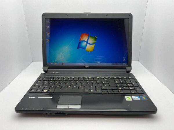 Ноутбук Fujitsu Lifebook AH530 / 15" (1366x768) TN / Intel Core i3-380M (2 (4) ядра по 2.53 GHz) / 4 GB DDR3 / 500 GB HDD / Intel HD Graphics / WebCam - Зображення 2