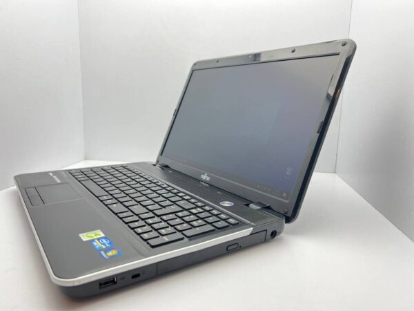 Ноутбук Fujitsu Lifebook AH531 / 15.6" (1366x768) TN / Intel Core i5-2410M (2 (4) ядра по 2.3 - 2.9 GHz) / 4 GB DDR3 / 120 GB SSD / Intel HD Graphics 3000 / WebCam - Зображення 4