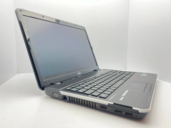 Ноутбук Fujitsu Lifebook AH531 / 15.6" (1366x768) TN / Intel Core i5-2410M (2 (4) ядра по 2.3 - 2.9 GHz) / 4 GB DDR3 / 120 GB SSD / Intel HD Graphics 3000 / WebCam - Зображення 3