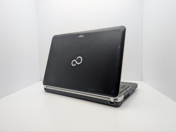 Ноутбук Fujitsu LifeBook AH531 / 15.6" (1366x768) TN / Intel Core i5-2430M (2 (4) ядра по 2.4 - 3.0 GHz) / 6 GB DDR3 / 240 GB HDD / Intel HD Graphics 3000 / WebCam - Зображення 8