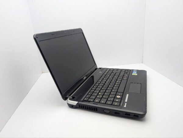 Ноутбук Fujitsu LifeBook AH531 / 15.6" (1366x768) TN / Intel Core i5-2430M (2 (4) ядра по 2.4 - 3.0 GHz) / 6 GB DDR3 / 240 GB HDD / Intel HD Graphics 3000 / WebCam - Зображення 3