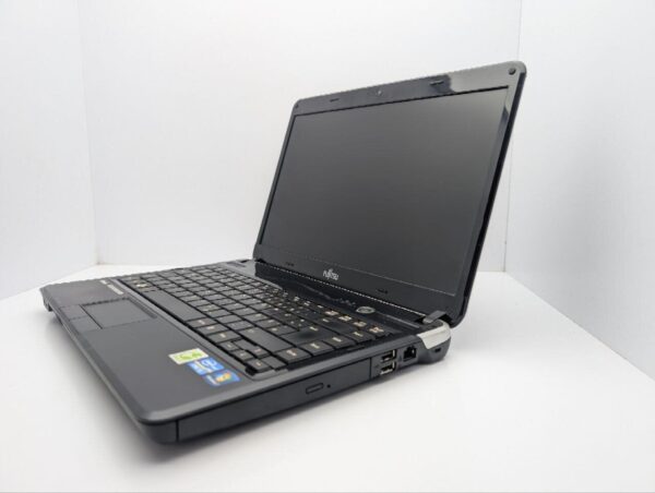 Ноутбук Fujitsu LifeBook AH531 / 15.6" (1366x768) TN / Intel Core i5-2430M (2 (4) ядра по 2.4 - 3.0 GHz) / 6 GB DDR3 / 240 GB HDD / Intel HD Graphics 3000 / WebCam - Зображення 4