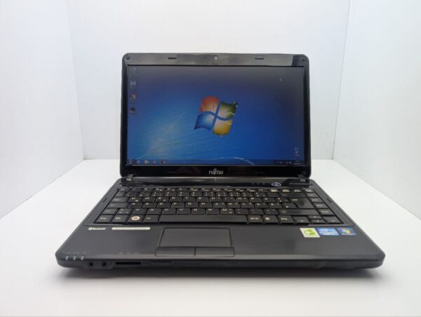 Ноутбук Fujitsu LifeBook AH531 / 15.6" (1366x768) TN / Intel Core i5-2430M (2 (4) ядра по 2.4 - 3.0 GHz) / 6 GB DDR3 / 240 GB HDD / Intel HD Graphics 3000 / WebCam - Зображення 2