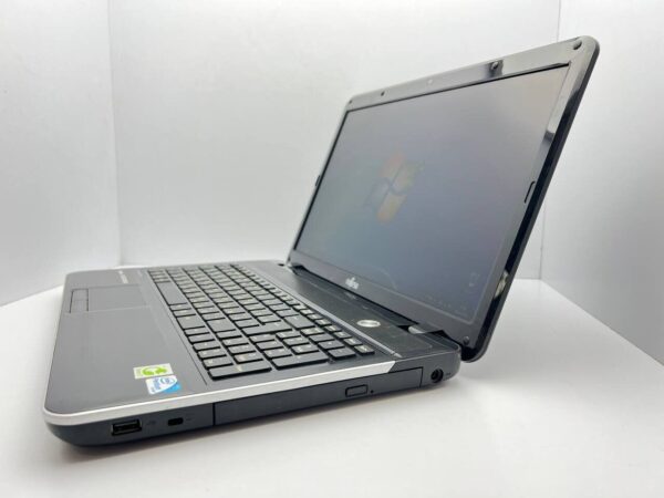 Ноутбук Fujitsu LifeBook AH531 / 15.6" (1366x768) TN / Intel Pentium B960 (2 ядра по 2.2 GHz) / 4 GB DDR3 / 320 GB HDD / Intel HD Graphics 2nd Generation / WebCam - Зображення 4