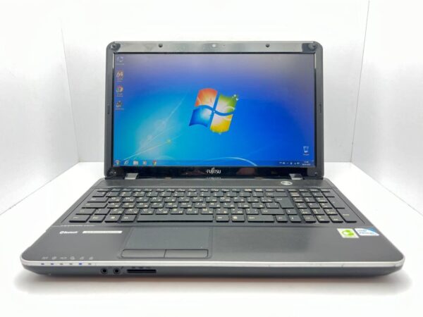 Ноутбук Fujitsu LifeBook AH531 / 15.6" (1366x768) TN / Intel Pentium B960 (2 ядра по 2.2 GHz) / 4 GB DDR3 / 320 GB HDD / Intel HD Graphics 2nd Generation / WebCam - Зображення 2
