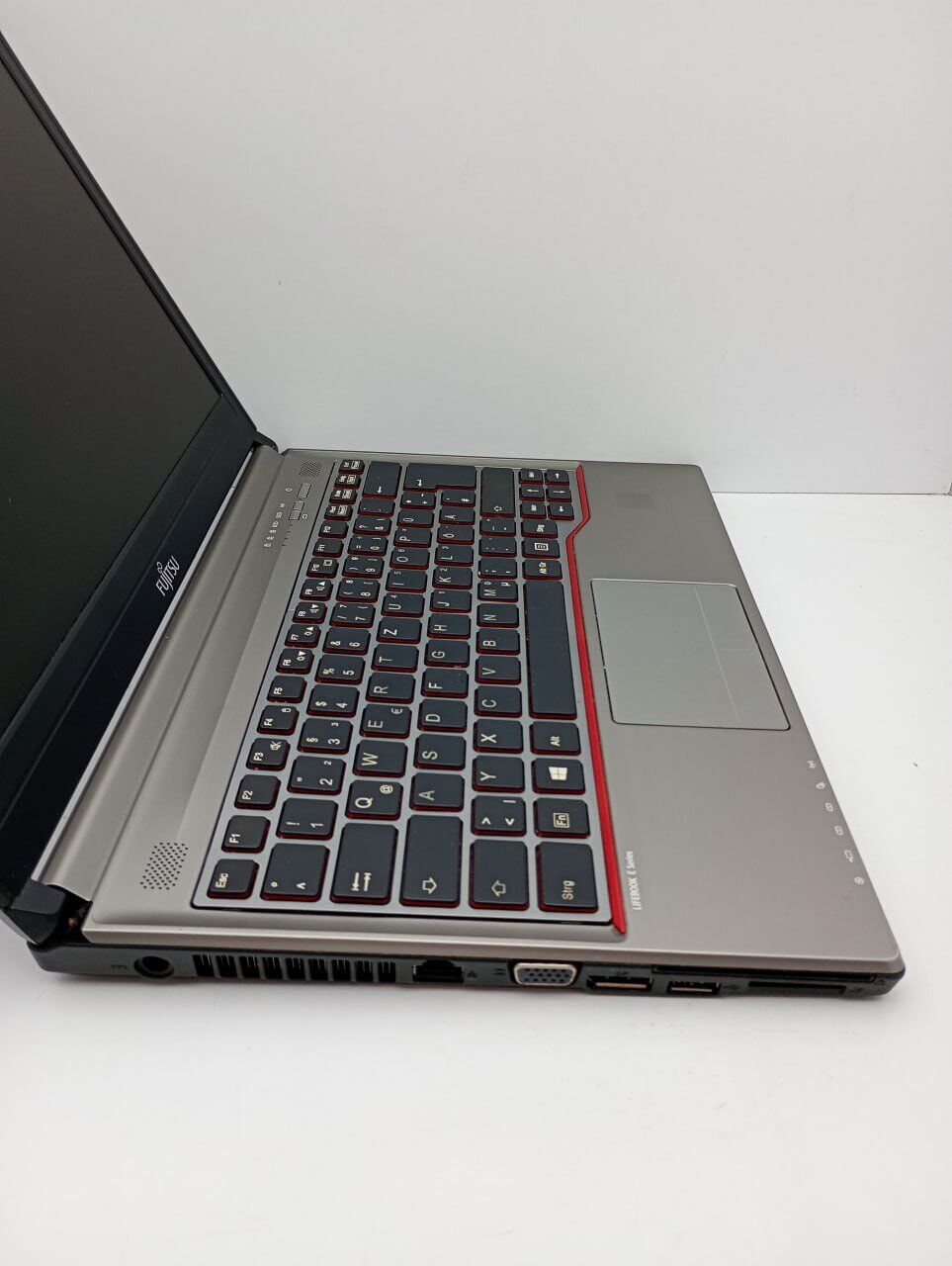 Ноутбук Fujitsu Lifebook E736 / 13.3" (1366x768) TN / Intel Core i5-6300U (2 (4) ядра по 2.4 - 3.0 GHz) / 4 GB DDR4 / 120 GB SSD / Intel HD Graphics 500 / WebCam - Зображення 5