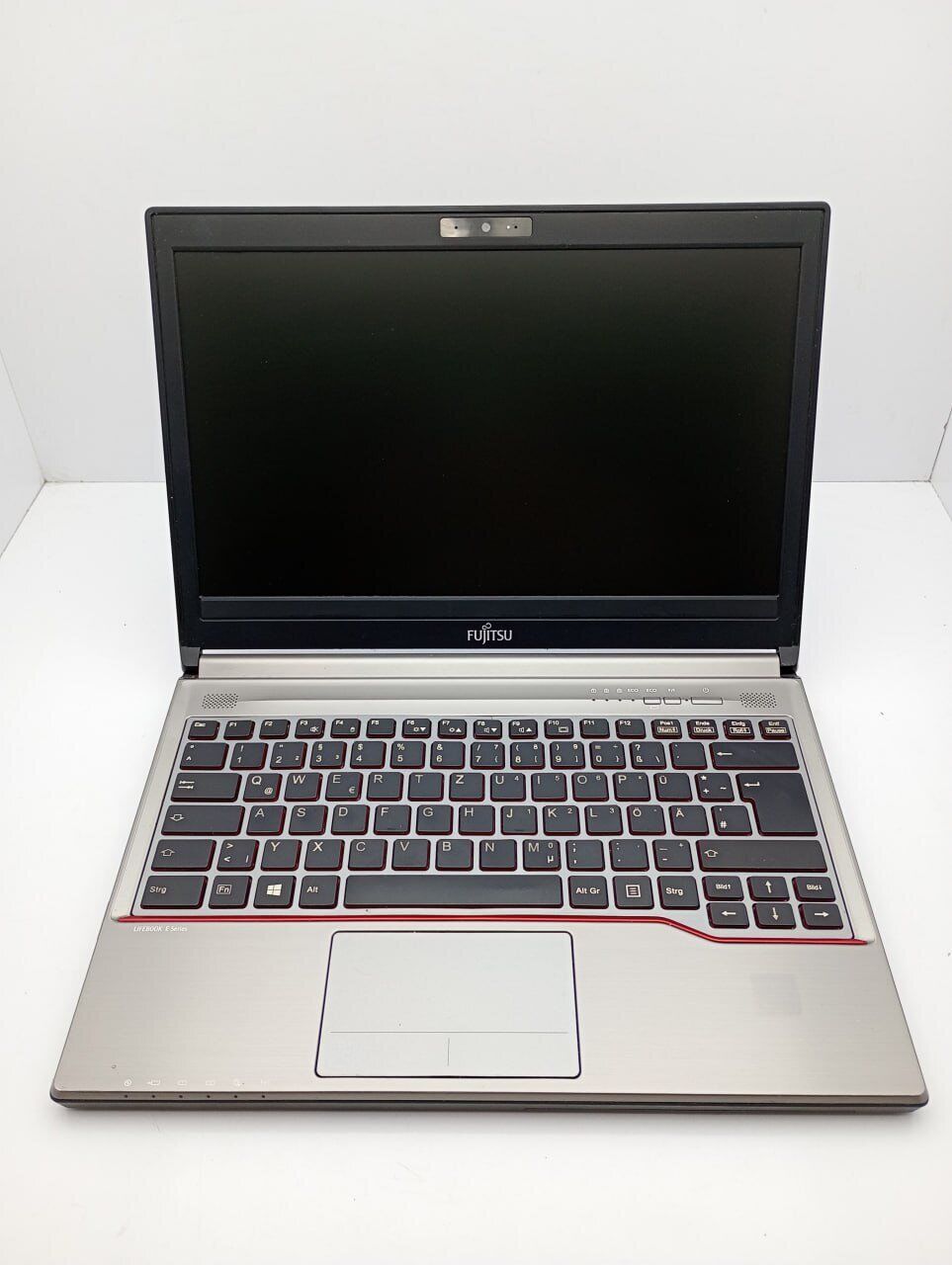 Ноутбук Fujitsu Lifebook E736 / 13.3" (1366x768) TN / Intel Core i5-6300U (2 (4) ядра по 2.4 - 3.0 GHz) / 4 GB DDR4 / 120 GB SSD / Intel HD Graphics 500 / WebCam - Зображення 2