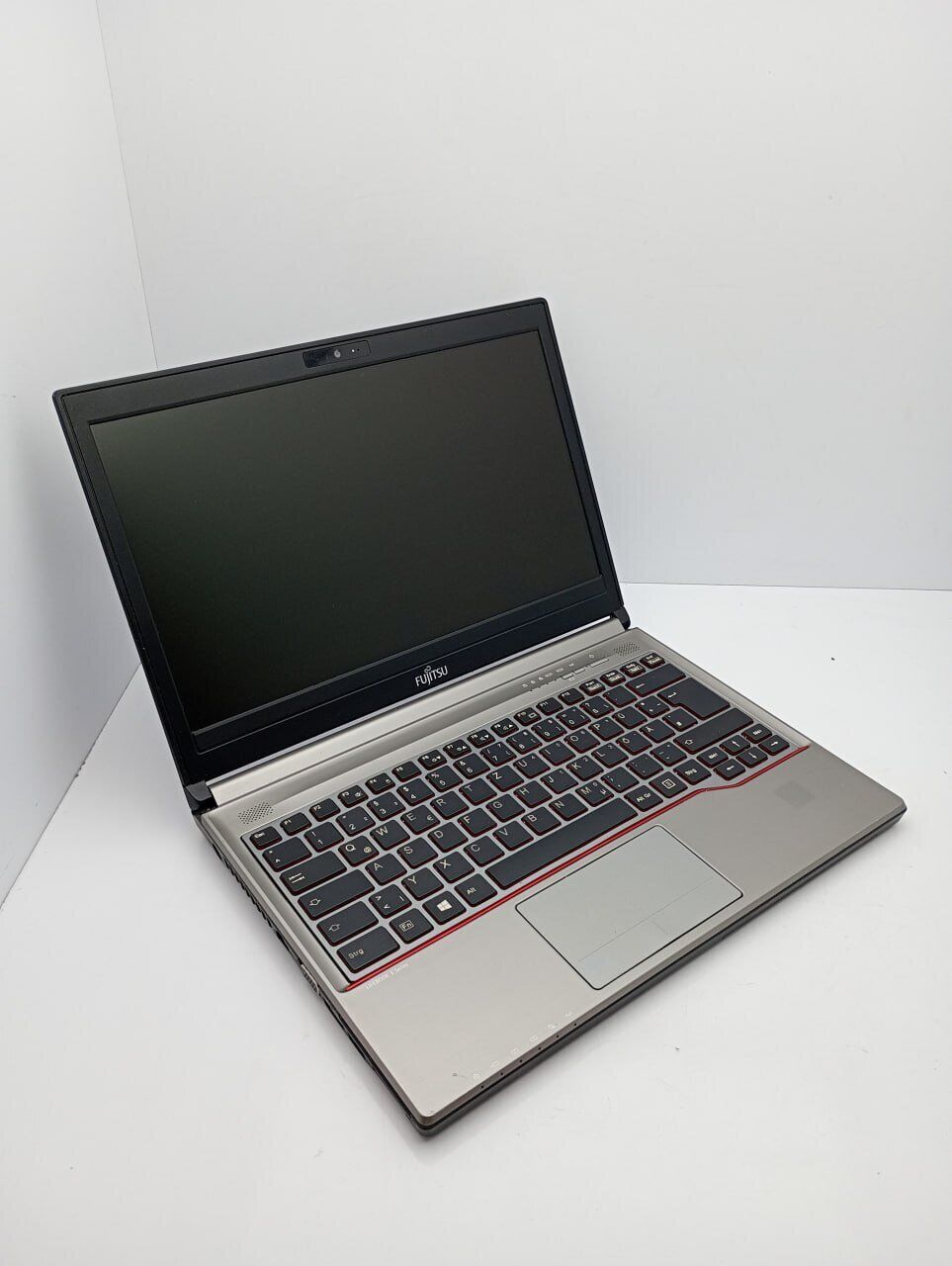 Ноутбук Fujitsu Lifebook E736 / 13.3" (1366x768) TN / Intel Core i5-6300U (2 (4) ядра по 2.4 - 3.0 GHz) / 4 GB DDR4 / 120 GB SSD / Intel HD Graphics 500 / WebCam - Зображення 3
