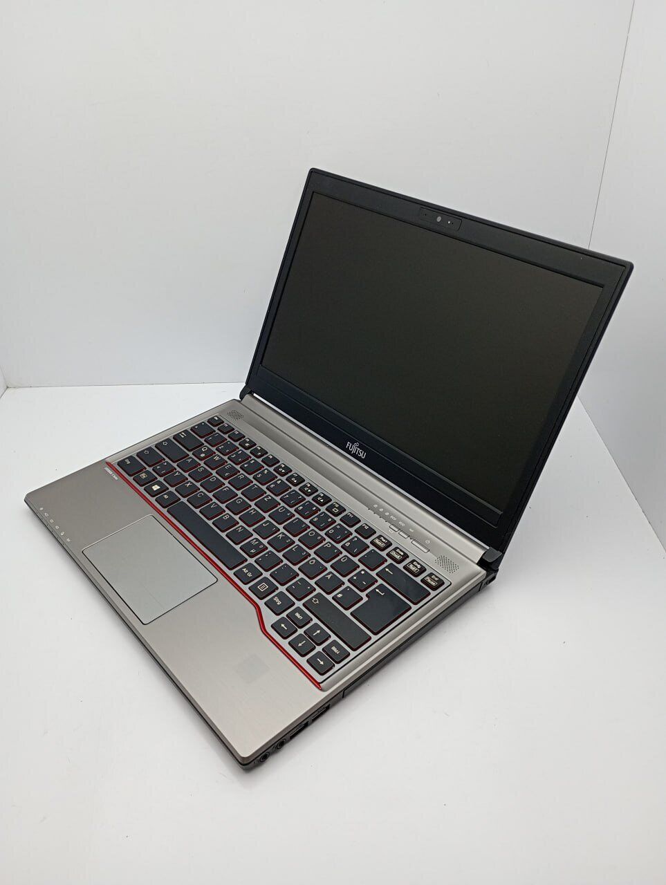 Ноутбук Fujitsu Lifebook E736 / 13.3" (1366x768) TN / Intel Core i5-6300U (2 (4) ядра по 2.4 - 3.0 GHz) / 4 GB DDR4 / 120 GB SSD / Intel HD Graphics 500 / WebCam - Зображення 4