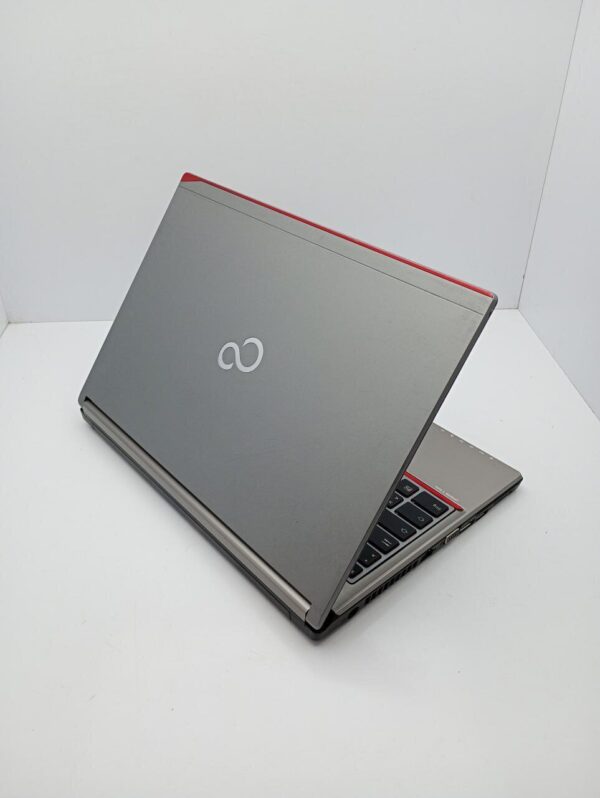 Ноутбук Fujitsu Lifebook E736 / 13.3" (1366x768) TN / Intel Core i5-6300U (2 (4) ядра по 2.4 - 3.0 GHz) / 4 GB DDR4 / 120 GB SSD / Intel HD Graphics 500 / WebCam - Зображення 6