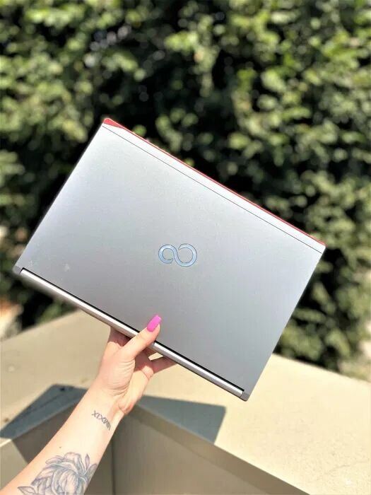 Ноутбук Fujitsu LifeBook E746 / 14" (1366x768) TN / Intel Core i5-6300U (2 (4) ядра по 2.4 - 3.0 GHz) / 8 GB DDR4 / 256 GB SSD / Intel HD Graphics 520 / WebCam / Win 10 - Зображення 9