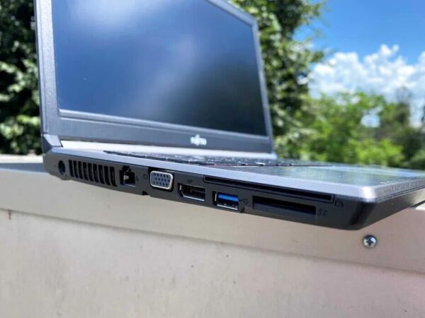 Ноутбук Fujitsu LifeBook E746 / 14" (1366x768) TN / Intel Core i5-6300U (2 (4) ядра по 2.4 - 3.0 GHz) / 8 GB DDR4 / 256 GB SSD / Intel HD Graphics 520 / WebCam / Win 10 - Зображення 2