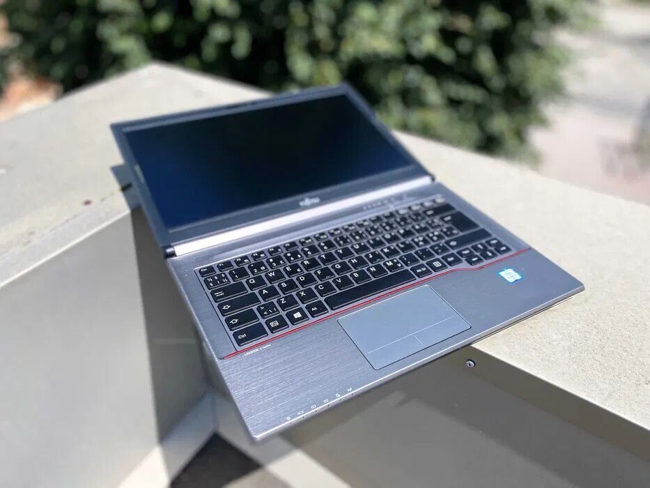 Ноутбук Fujitsu LifeBook E746 / 14" (1366x768) TN / Intel Core i5-6300U (2 (4) ядра по 2.4 - 3.0 GHz) / 8 GB DDR4 / 256 GB SSD / Intel HD Graphics 520 / WebCam / Win 10 - Зображення 3