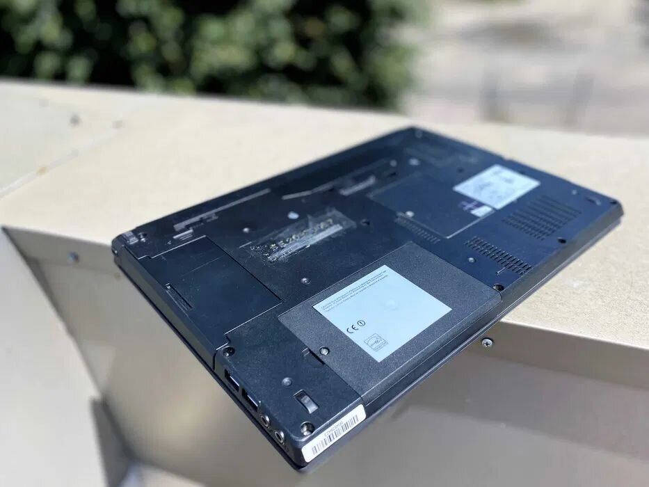 Ноутбук Fujitsu LifeBook E746 / 14" (1366x768) TN / Intel Core i5-6300U (2 (4) ядра по 2.4 - 3.0 GHz) / 8 GB DDR4 / 256 GB SSD / Intel HD Graphics 520 / WebCam / Win 10 - Зображення 5