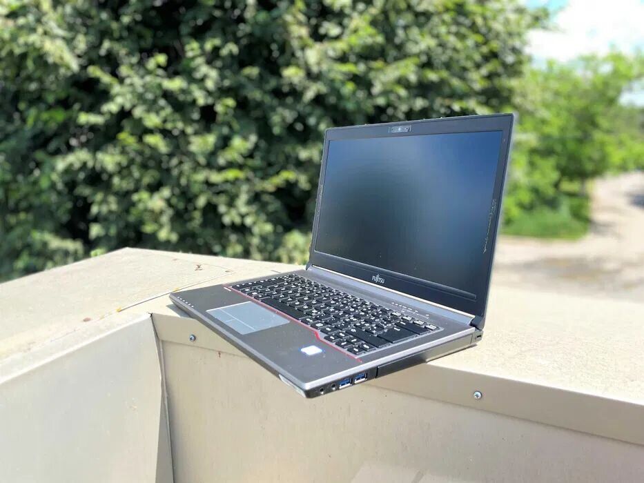 Ноутбук Fujitsu LifeBook E746 / 14" (1366x768) TN / Intel Core i5-6300U (2 (4) ядра по 2.4 - 3.0 GHz) / 8 GB DDR4 / 256 GB SSD / Intel HD Graphics 520 / WebCam / Win 10 - Зображення 8