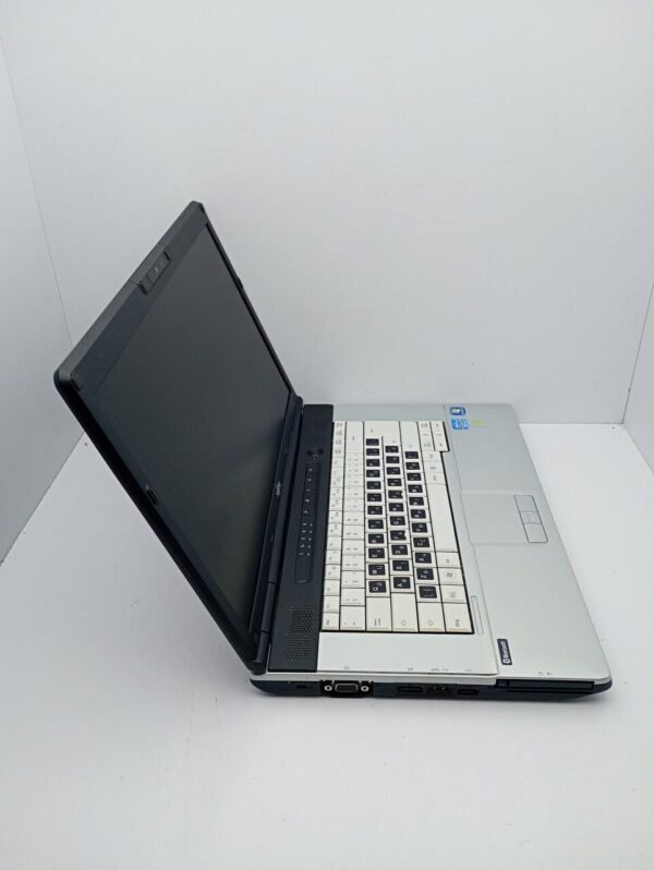 Ноутбук Fujitsu LifeBook E751 / 15.6’’ (1366x768) TN / Intel Core i5-2520M (2 (4) ядра по 2.5 - 3.2 GHz)/ 6 GB DDR3 / 500 GB HDD / Intel HD Graphics 3000 / WebCam - Зображення 5