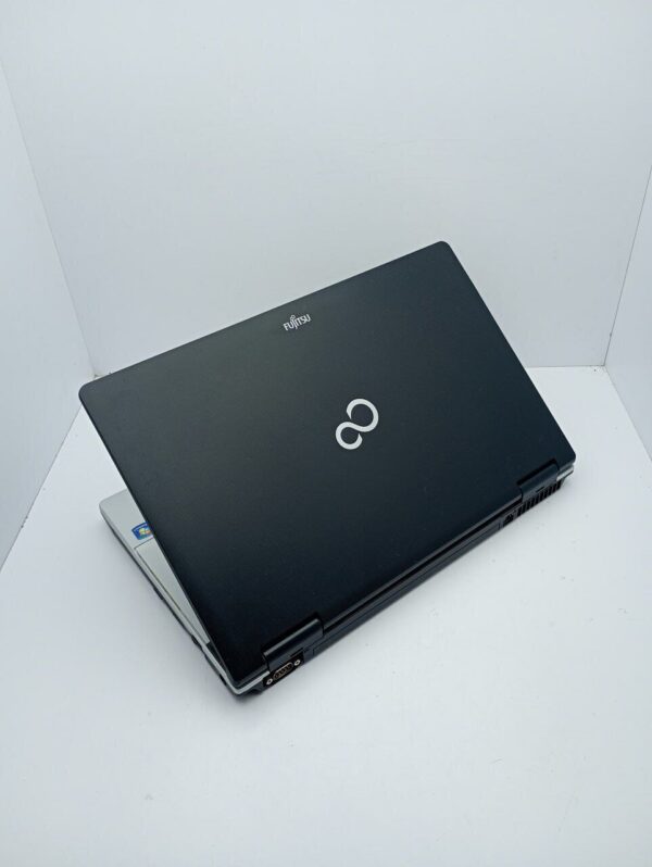 Ноутбук Fujitsu LifeBook E751 / 15.6’’ (1366x768) TN / Intel Core i5-2520M (2 (4) ядра по 2.5 - 3.2 GHz)/ 6 GB DDR3 / 500 GB HDD / Intel HD Graphics 3000 / WebCam - Зображення 8