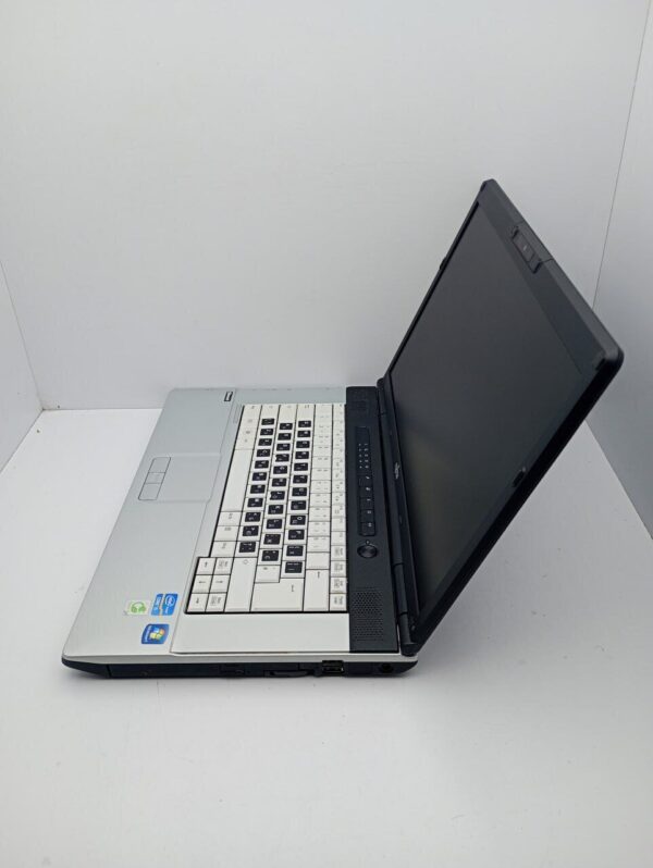 Ноутбук Fujitsu LifeBook E751 / 15.6’’ (1366x768) TN / Intel Core i5-2520M (2 (4) ядра по 2.5 - 3.2 GHz)/ 6 GB DDR3 / 500 GB HDD / Intel HD Graphics 3000 / WebCam - Зображення 6
