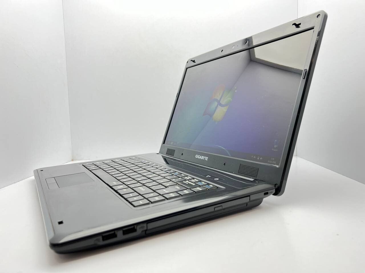 Ноутбук GIGABYTE E1500 / 15.6" (1366x768) TN / Intel Pentium T4400 (2 ядра по 2.2 GHz) / 4 GB DDR2 / 320 GB HDD / Intel GMA Graphics 4500M / Акб не держит - Зображення 4